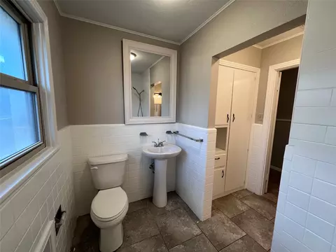 Bath - 3200 Proctor Ave, Waco, TX 76708 photo 3 of 7