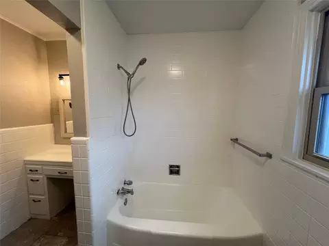 Bath - 3200 Proctor Ave, Waco, TX 76708 photo 4 of 7