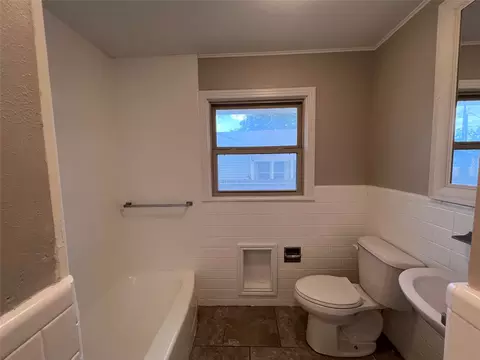 Bath - 3200 Proctor Ave, Waco, TX 76708 photo 2 of 7
