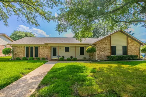241 Travis Ln, Hewitt, TX 76643