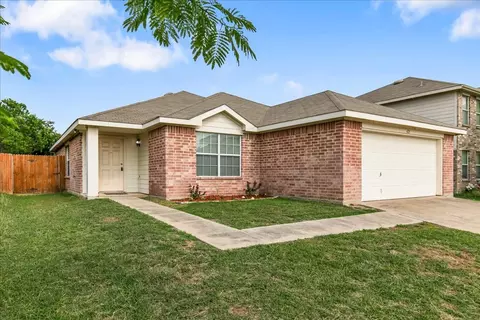 621 Woodpecker Ln, Fort Worth, TX 76108