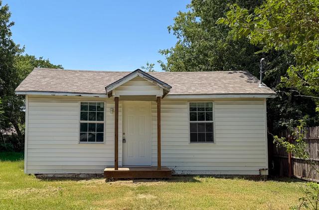 1104 N Mill St, Bowie, TX 76230