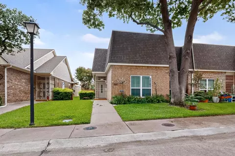 3113 Stonehenge Ln, Carrollton, TX 75006