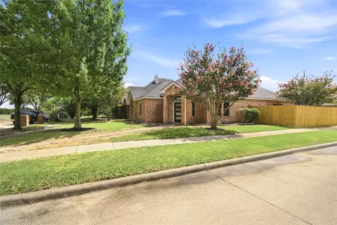 122 Clear Creek Dr, Red Oak, TX 75154