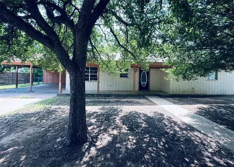 303 N Victor St, Comanche, TX 76442