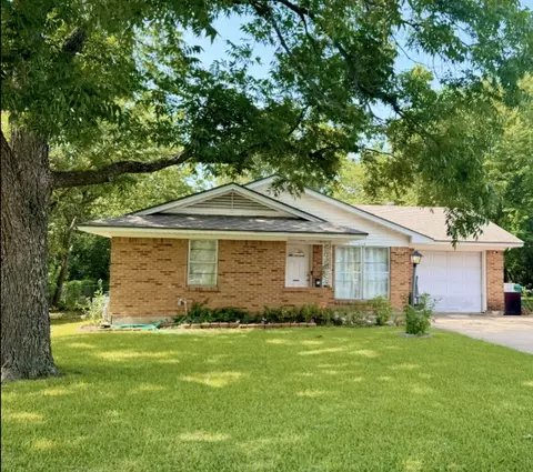 1112 Laguna Dr, Denton, TX 76209