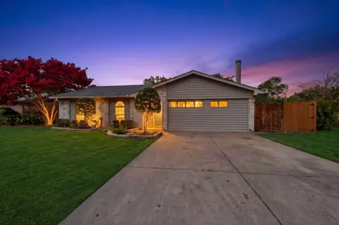 2041 Hemlock Dr, Haltom City, TX 76117