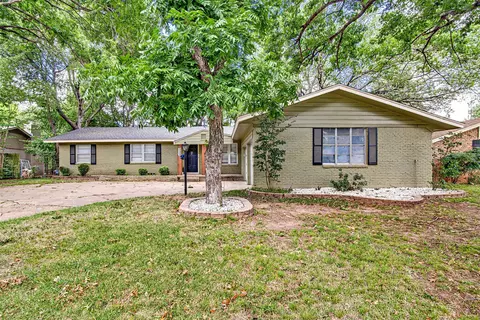 1206 Waggoner Dr, Arlington, TX 76013