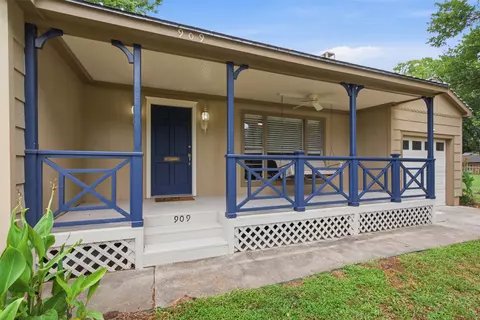 909 Keith Pumphrey Dr, River Oaks, TX 76114