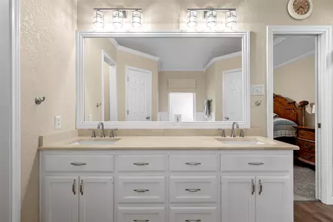 Bath - 4000 Fox Rdg, Lorena, TX 76655 photo 2 of 4