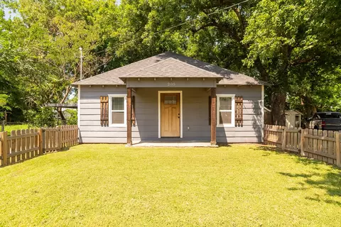 205 E Nelson St, Bowie, TX 76230