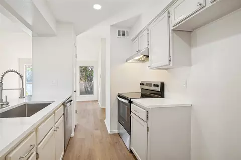 Kitchen - 4938 Rolling Vis, Mesquite, TX 75150 photo 2 of 4