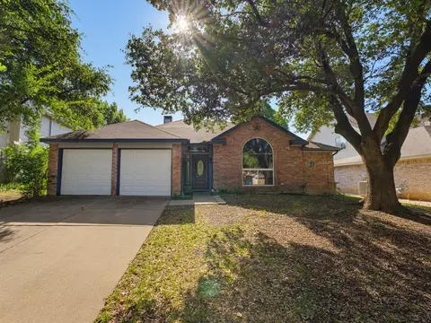 7512 Lake Arrowhead Dr, Fort Worth, TX 76137
