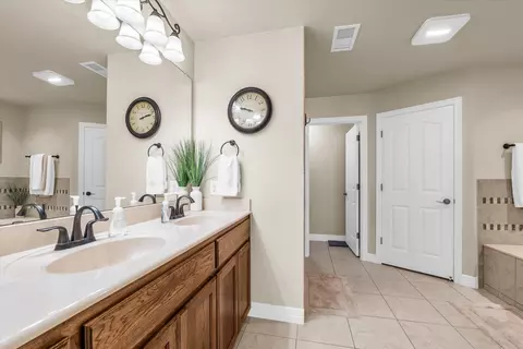 Bath - 910 Springdale Ln, Lorena, TX 76655 photo 2 of 5