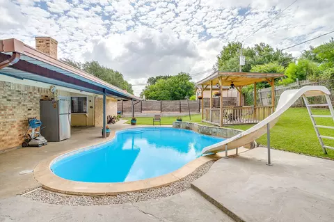 2421 Parkside Dr, Grand Prairie, TX 75052