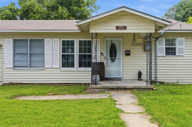 307 W Goddard St, West, TX 76691