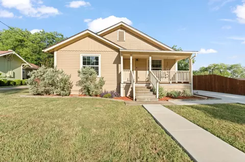 102 S 4th St, Grandview, TX 76050