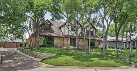 2304 Wakeforest Ct, Arlington, TX 76012