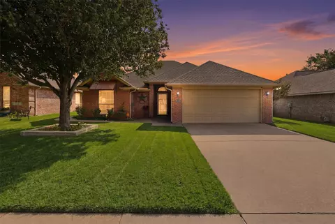 708 Hillcrest Dr, Cleburne, TX 76033