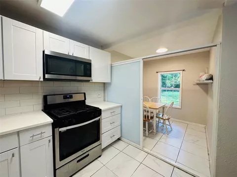 107 N Dwight Ave, Dallas, TX 75211
