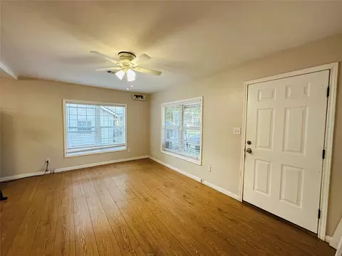 107 N Dwight Ave, Dallas, TX 75211