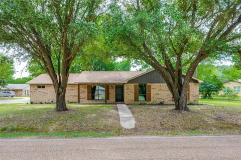 221 N 1st St, Mabank, TX 75147