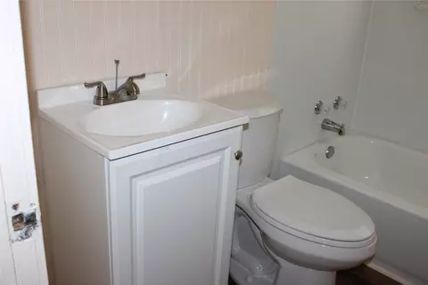 Bath - 3732 N 23rd St, Waco, TX 76708 photo 2 of 2