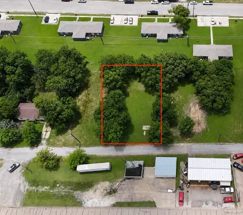 810 E 3rd St, Bonham, TX 75418 photo 3