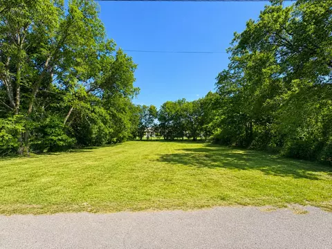 810 E 3rd St, Bonham, TX 75418 photo 2