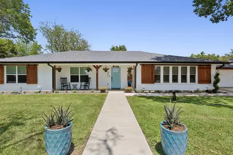 304 W Links Dr, Godley, TX 76044