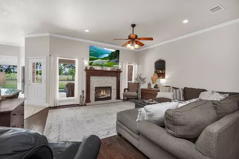 806 N Tejas Dr, Sanger, TX 76266