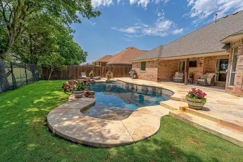 806 N Tejas Dr, Sanger, TX 76266