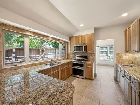 Kitchen - 4101 Rush Cir, Addison, TX 75001 photo 4 of 4