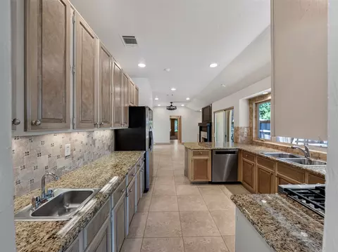 Kitchen - 4101 Rush Cir, Addison, TX 75001 photo 3 of 4