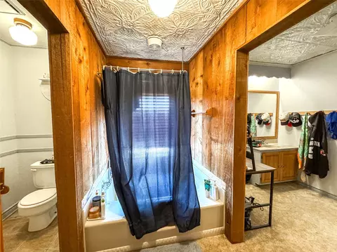 Bath - 703 N Avenue E, Haskell, TX 79521 photo 5 of 7