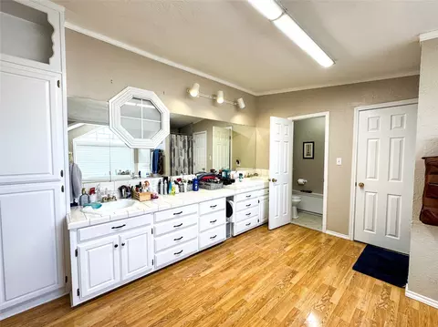 Bath - 703 N Avenue E, Haskell, TX 79521 photo 2 of 7