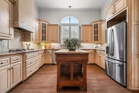 12 Park Row Ct, Pantego, TX 76013