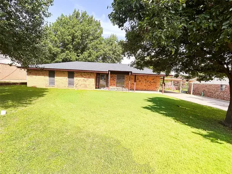 906 Zahara St, Bowie, TX 76230
