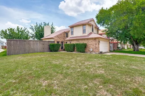 3828 Clover Hill Ln, Carrollton, TX 75007