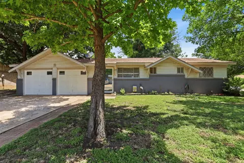 800 Belaire Dr, Burleson, TX 76028
