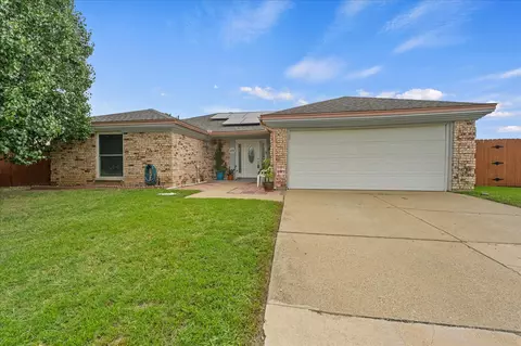 3030 Meadow Creek Ct, Grand Prairie, TX 75052
