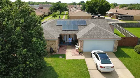 3030 Meadow Creek Ct, Grand Prairie, TX 75052