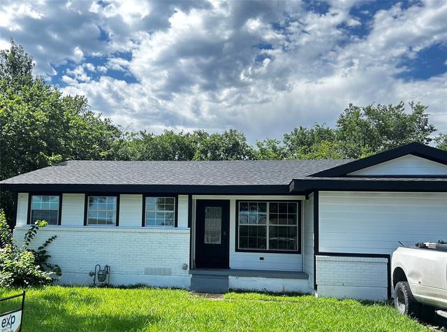 110 E Cunningham St, Bonham, TX 75418