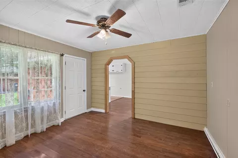 Living - 305 8th St NE, Springhill, LA 71075 photo 3 of 4