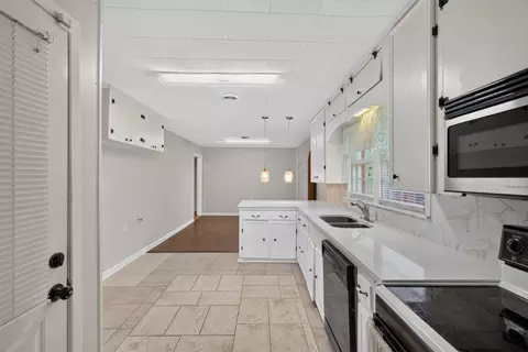 Kitchen - 305 8th St NE, Springhill, LA 71075 photo 2 of 3
