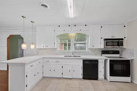 Kitchen - 305 8th St NE, Springhill, LA 71075 photo 3 of 3
