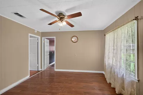 Living - 305 8th St NE, Springhill, LA 71075 photo 2 of 4