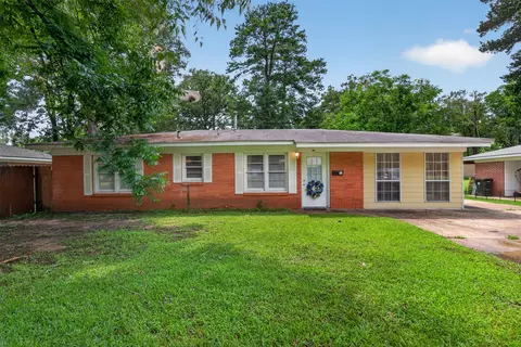 305 8th St NE, Springhill, LA 71075