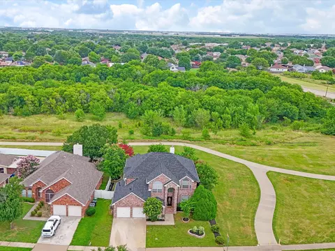 615 E Lynn Creek Dr, Arlington, TX 76002