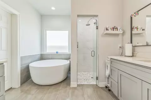 Bath - 424 N Mcgraw St, Forney, TX 75126 photo 1 of 9